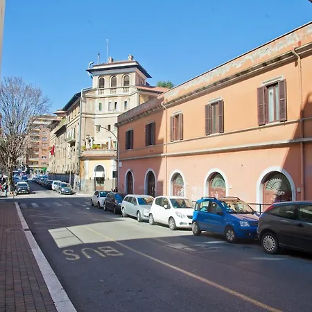 Porta Portese Colorful Flat 公寓 *